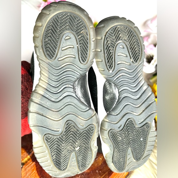 2017 Air Jordans Retro 11 Black Gold Metallic Jordans Womans Size 7 Big Kid 5.5 - Picture 6 of 11